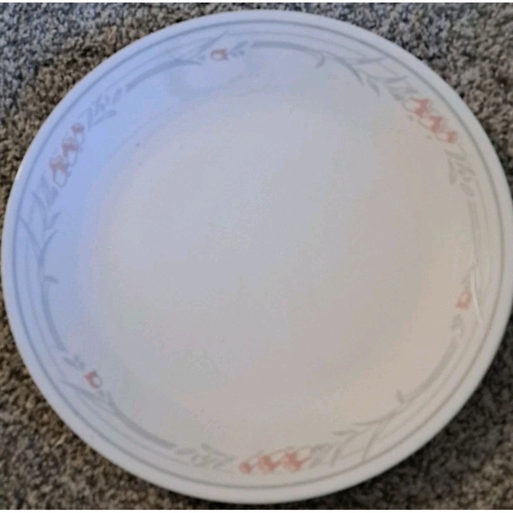 Corelle dinner plate in the "Rose" pattern Replacement